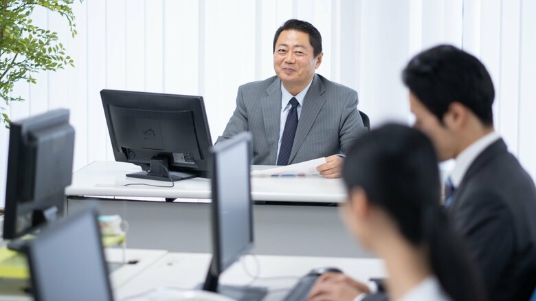 男性は仕事などを間に挟まないと交流が難しい(画像はイメージ)