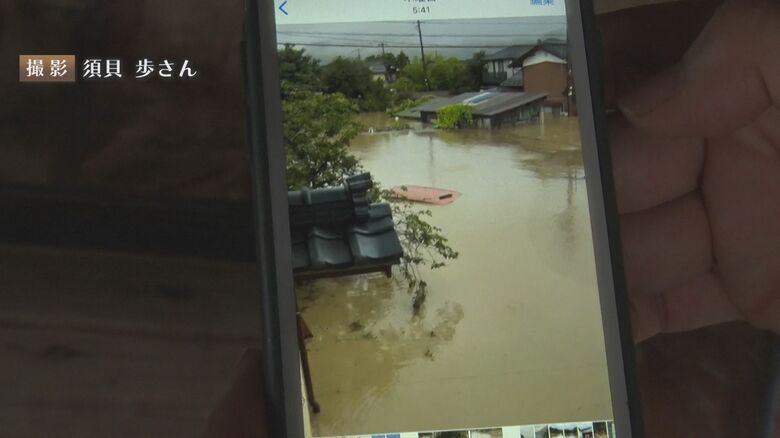 泥水に覆われる関川村高田地区