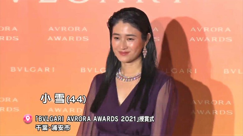 美肌に映える紫色のシースルードレスで　小雪さん