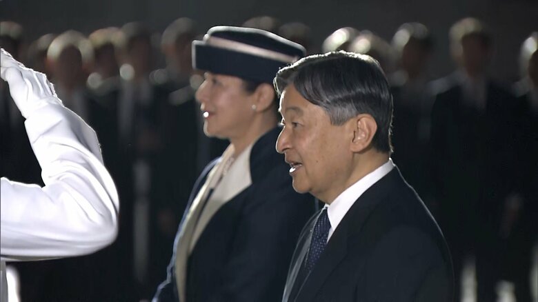 硫黄島を後にされる天皇皇后両陛下