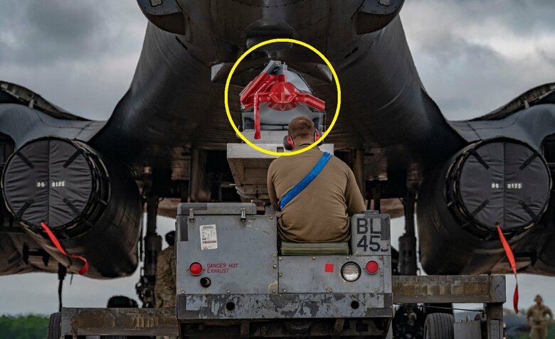 B-1B長距離爆撃機へのJASSM空中発射巡航ミサイル(黄円)の搭載（米空軍公式HPより）