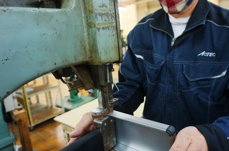 製造の流れ（その4）仮組みしたケースを完全に固定する