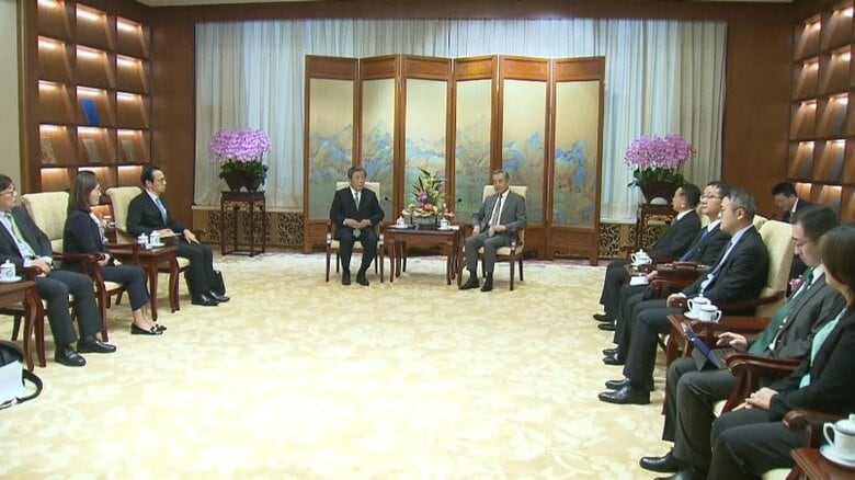 日中の会談では同時通訳が増えている