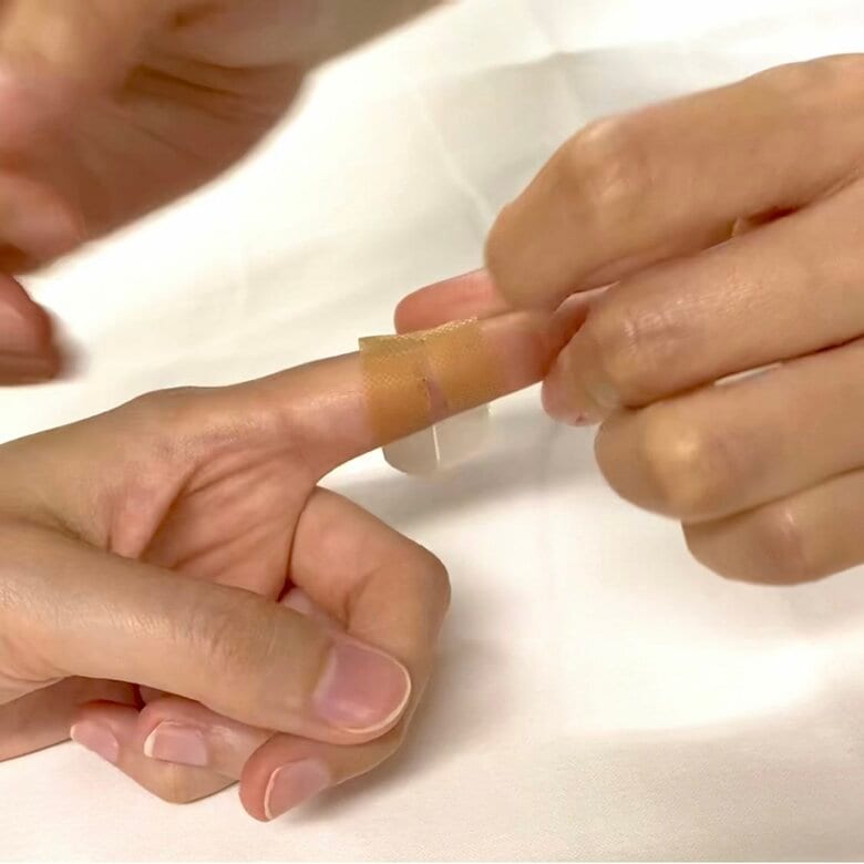 指の関節　貼り方2（提供：湘南鎌倉総合病院）