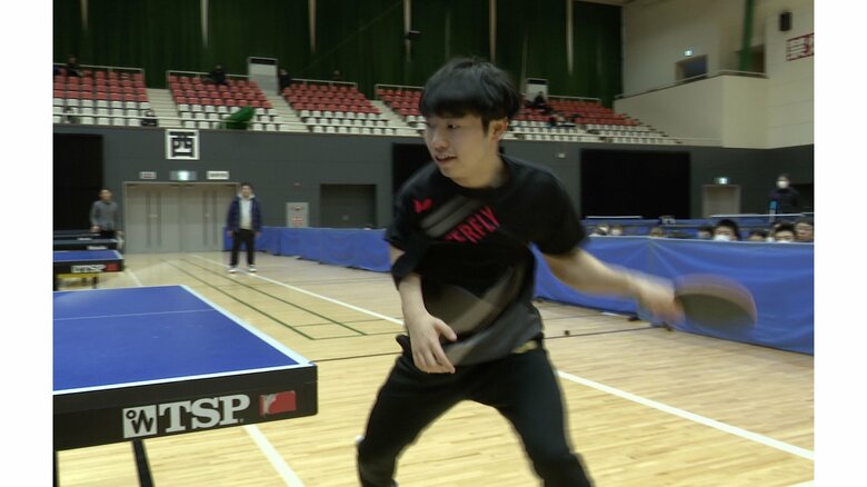 浮舟杯でボールを打つ早稲田大学の舟山選手