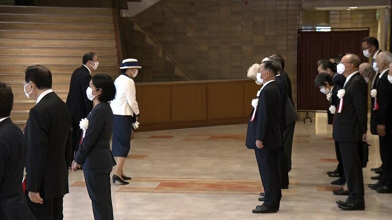 全国赤十字大会の会場に到着された皇后さま　5月15日