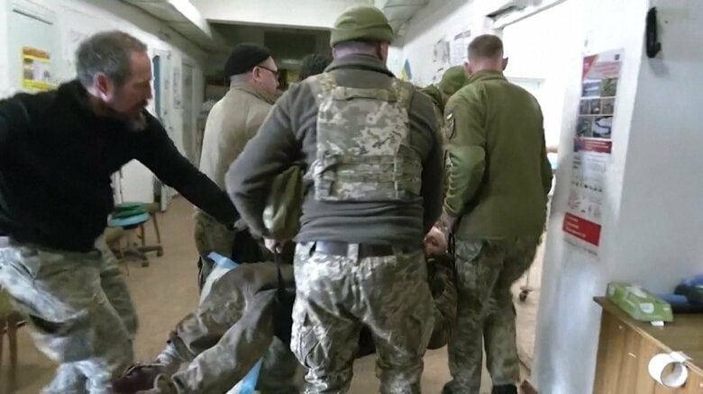 病院に運び込まれる負傷した兵士（ドネツク州・30日）