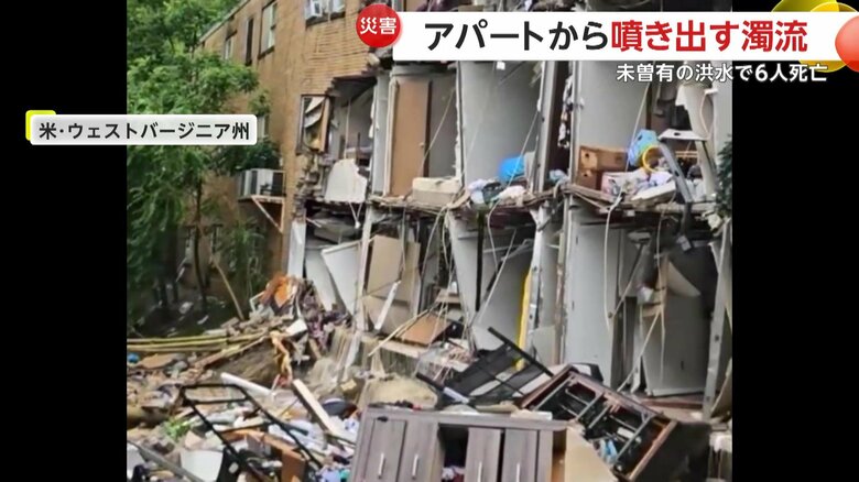 壁が崩れ落ち、部屋の内部が丸見えになったアパート