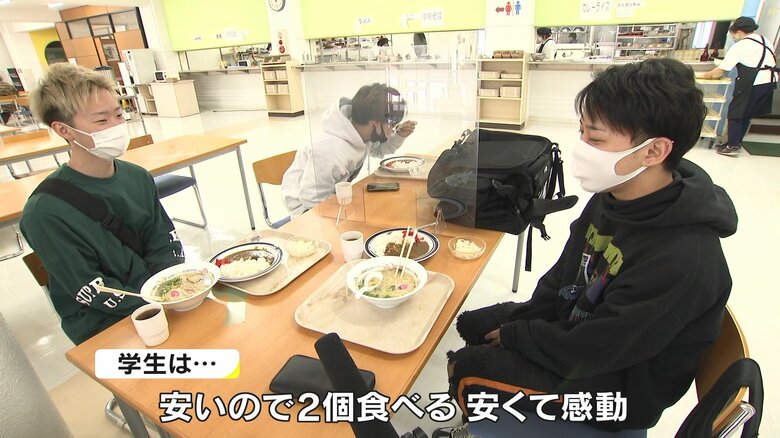 ラーメンとカレーライス　2つ食べる学生たち