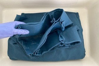 フックを外したらじゃばら折りにたたむ（提供：平島利恵さん）