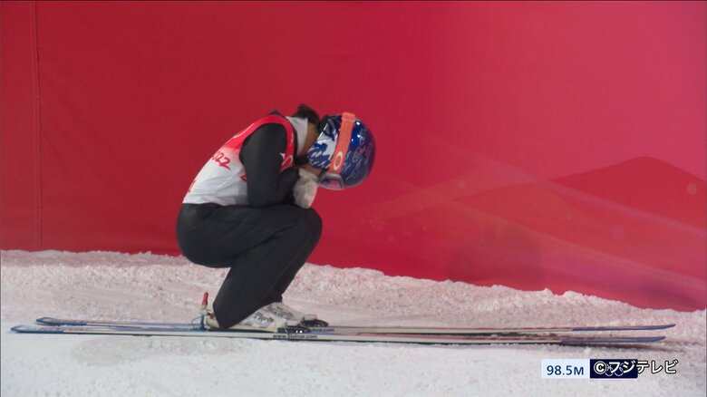 しゃがみ込んでしまう高梨沙羅選手
