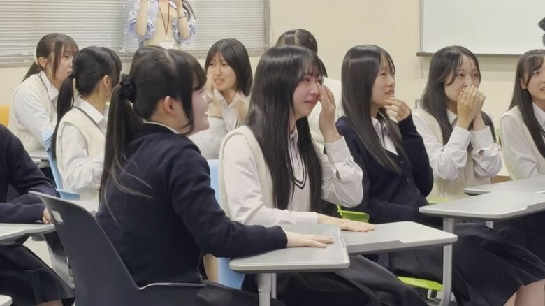 サプライズ発表に涙