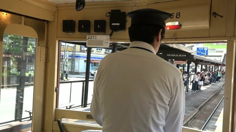 電停には多くのファンが待ち受けていた