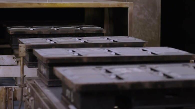 角型はフタをして焼く（画像提供：敷島製パン）