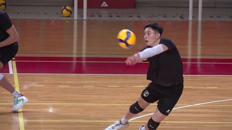 レシーブの練習をする高橋藍(21)