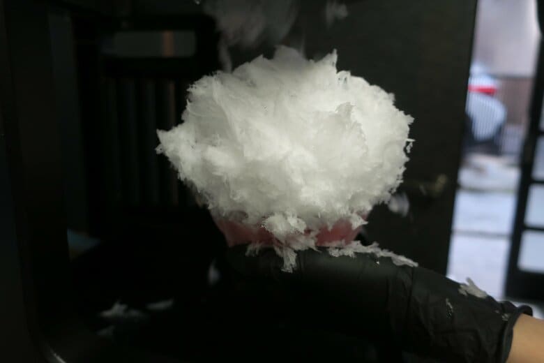 削られるふわふわの氷　まるで降り積もる雪のようだ