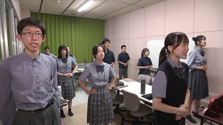 練習に励む明桜高校（秋田市）放送部