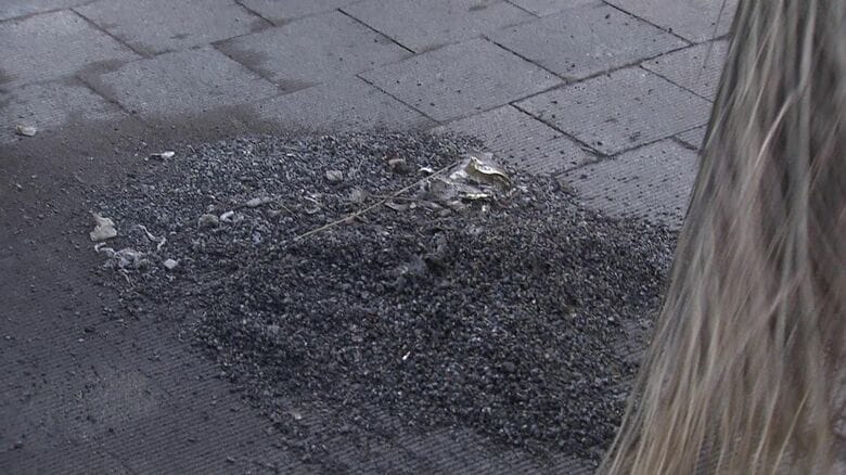 滑り止めとして歩道にまかれた砂