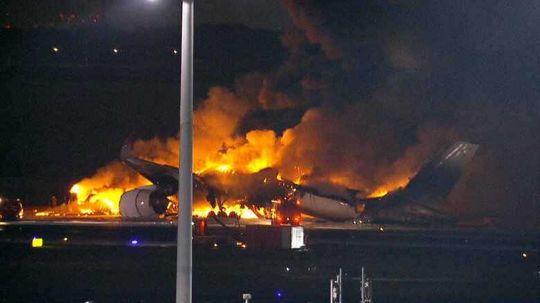 羽田空港で炎上する日航機