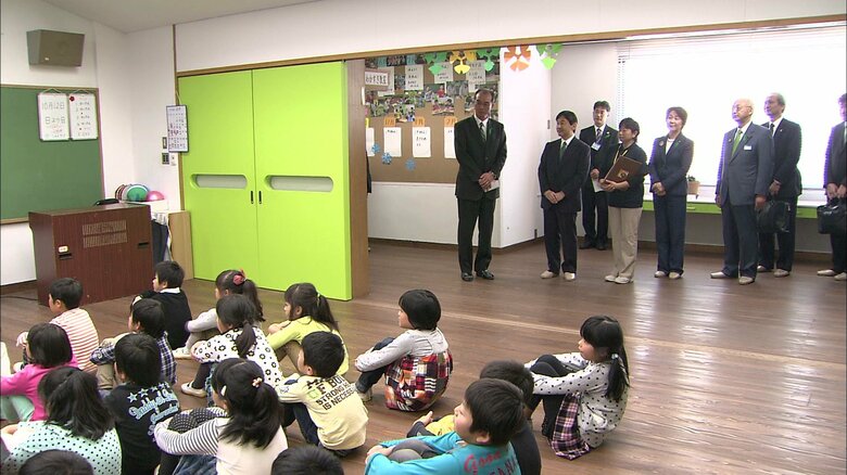 平成26（2014）年10月　山形県の小学校で紙芝居の読み聞かせを視察された皇太子さま