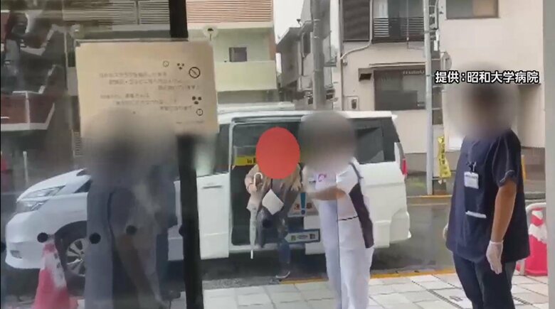 外来患者は民間の救急車で来院し、抗体カクテル療養を受ける。