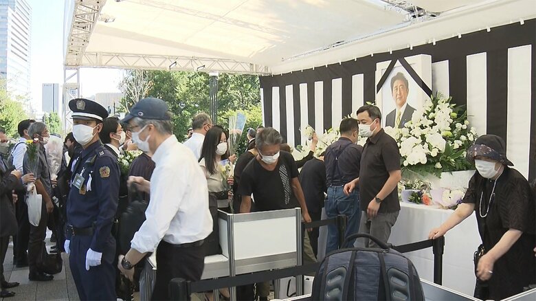 一般向けの献花台は、日本武道館近くの九段坂公園に設置されている。