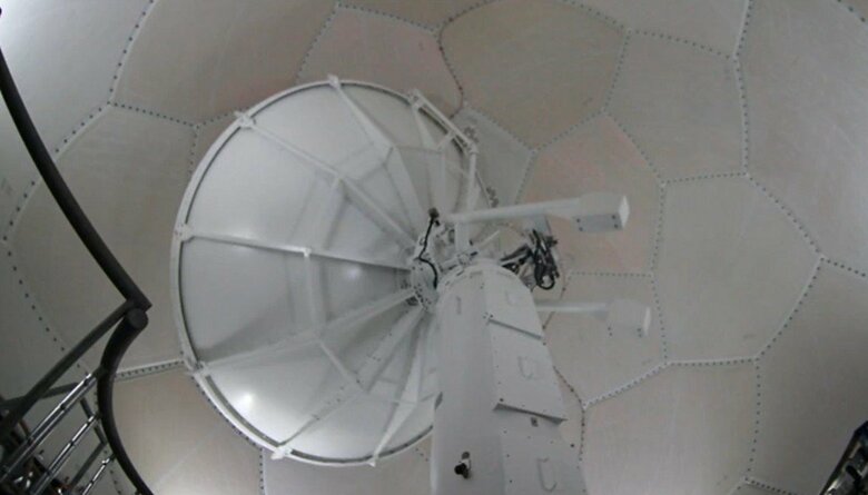 ドーム内のパラボラアンテナ
