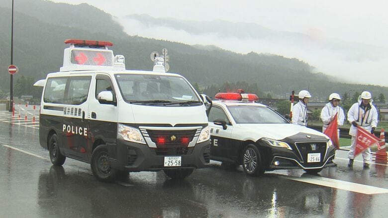 パトカーで逆走車両の行く手を阻む