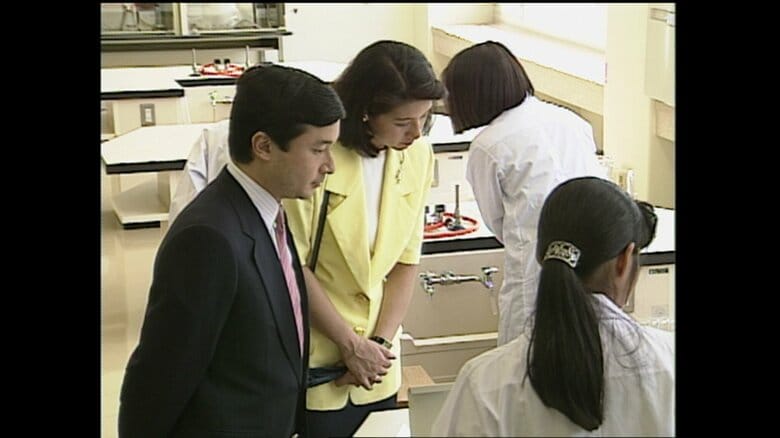 実験に取り組む女子生徒に声をかけられる皇太子ご夫妻