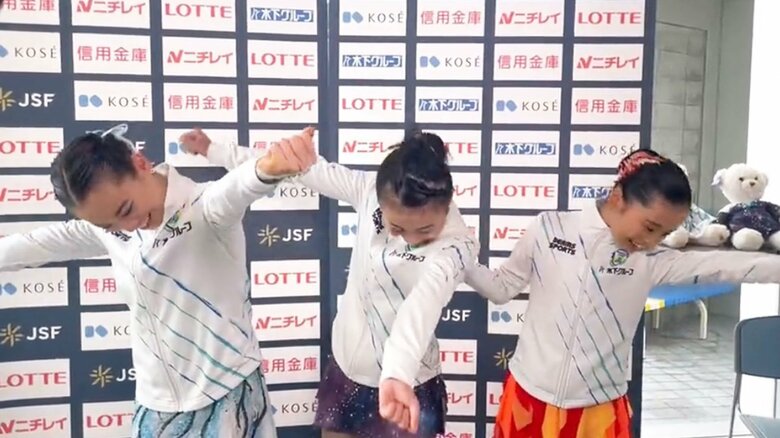 話題の“ひき肉ポーズ”で喜びを表現する川勝玲奈・金沢純禾・河野莉々愛（左から）