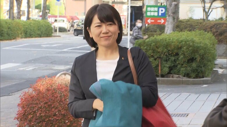 登庁時に笑顔を見せた小川市長　26日