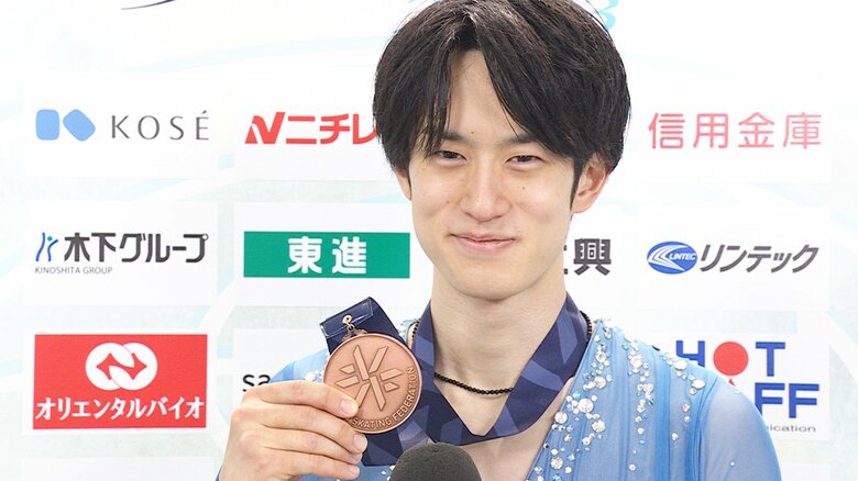 演技後メダルを掲げて笑顔を見せる山本（2023年全日本選手権）