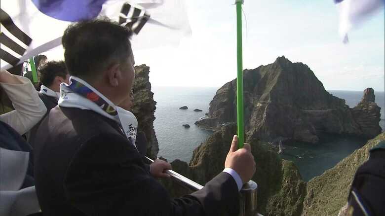 日本側の制止を無視して島根県の竹島に韓国の国会議員が上陸(10月22日)