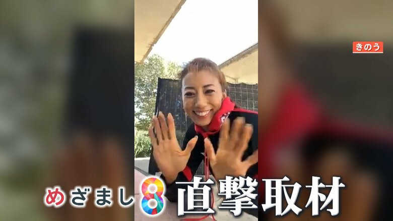 （めざまし8の取材に笑顔で答える安井さん）