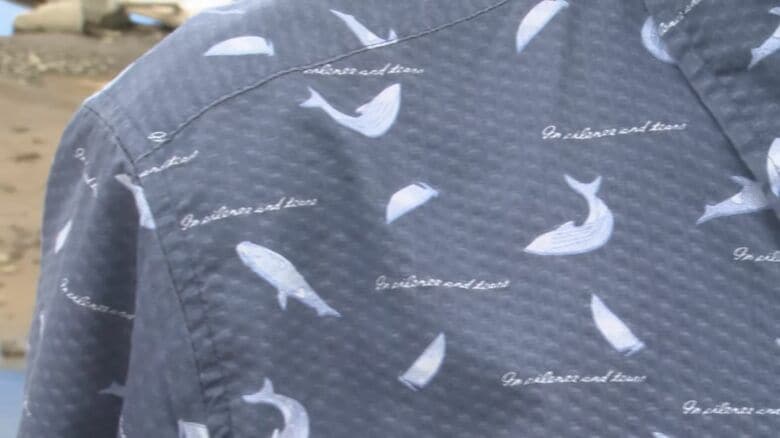 イルカ柄のシャツですずちゃんの死を悼む