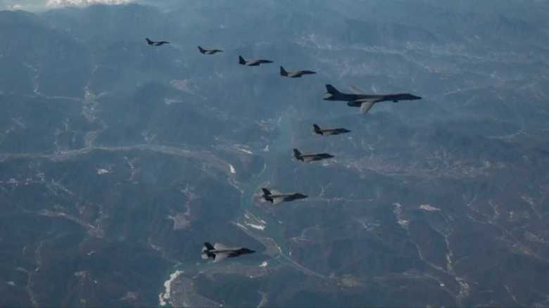 B-1B爆撃機が米韓演習参加、横田基地に向け負傷兵士移送訓練も