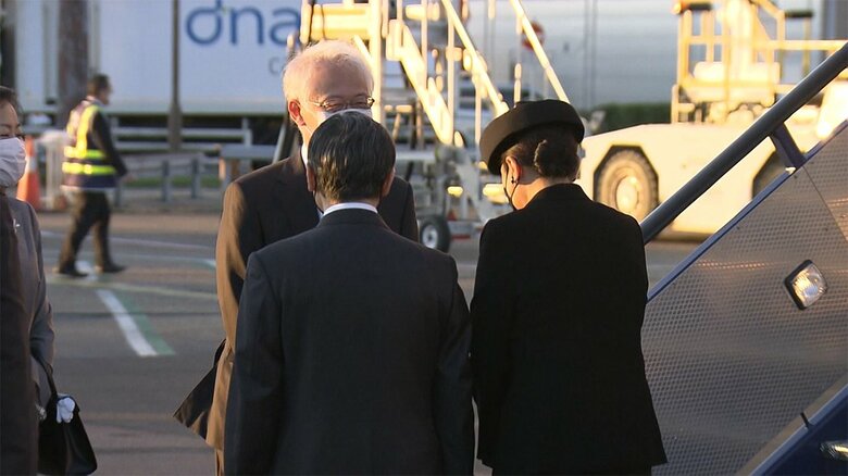 ロンドンの空港に到着された両陛下（18日）