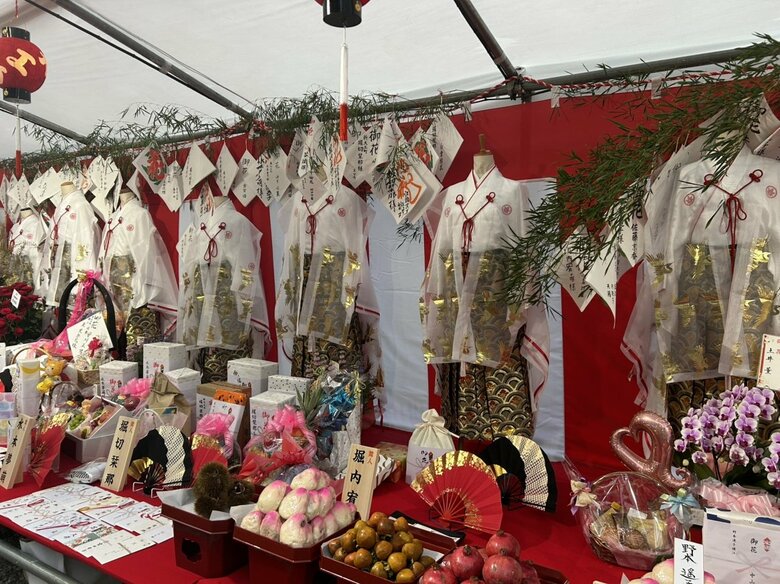 女性陣は「詩舞」を奉納する