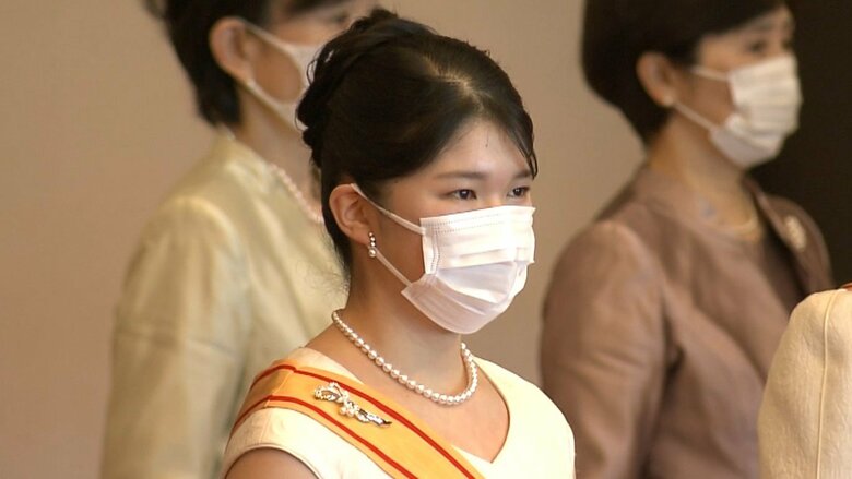 ローブデコルテに勲章を身に着けられた愛子さま