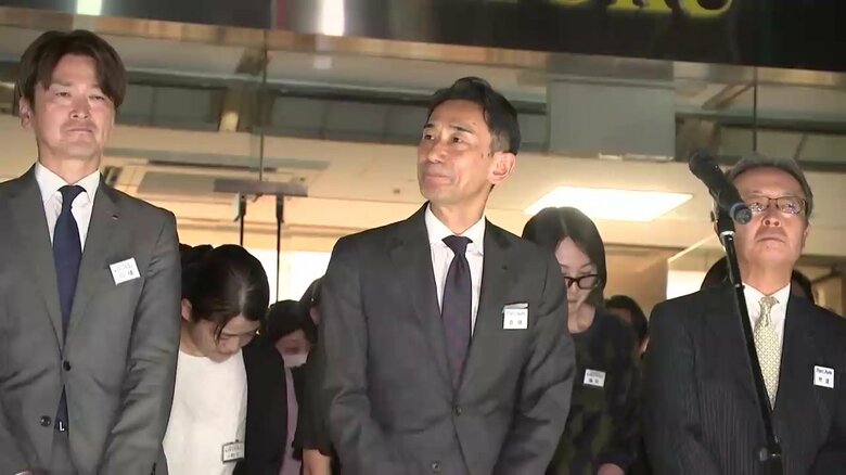 最後の挨拶をする川徳の斎藤英樹社長（中央）