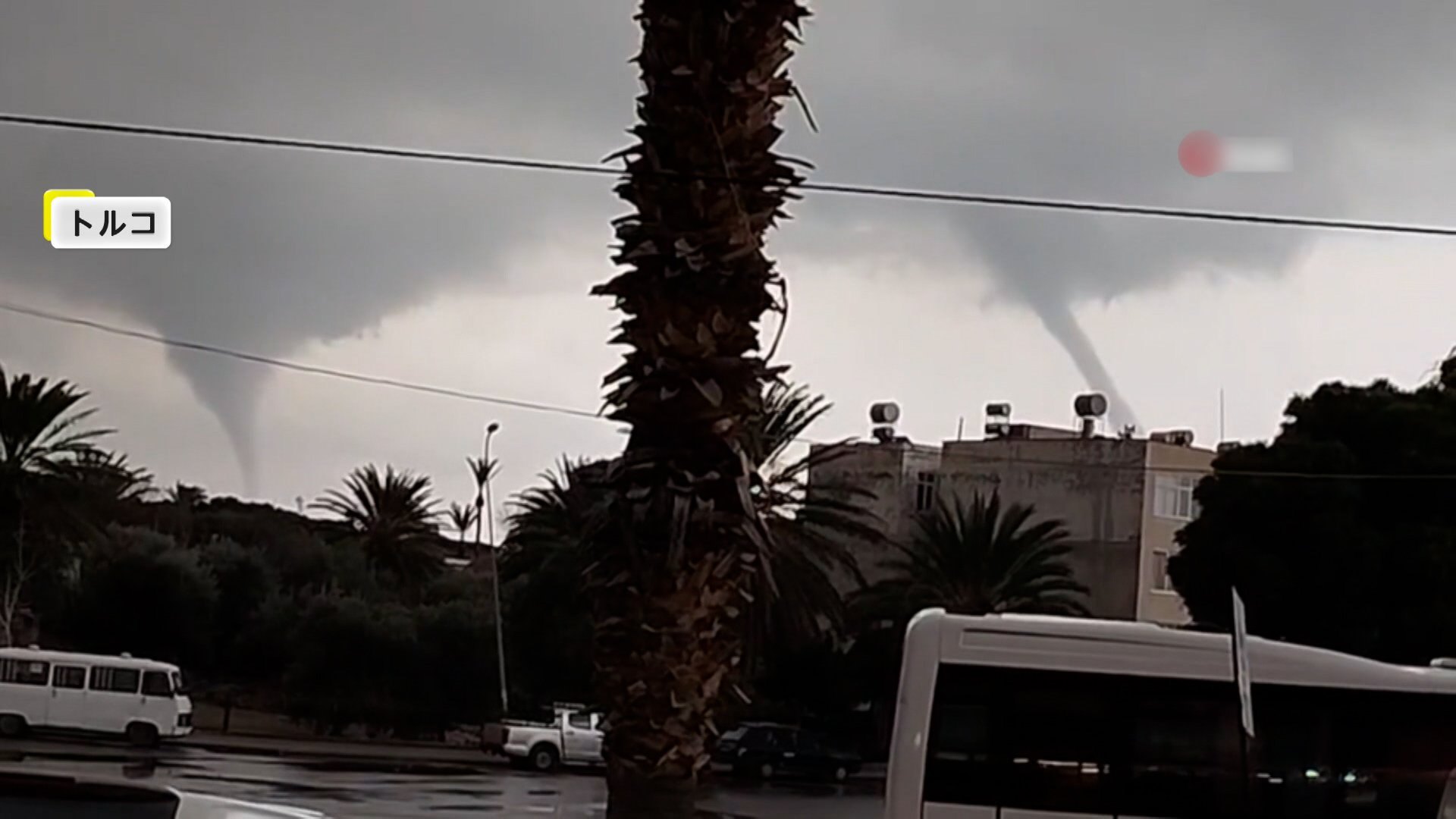「あれを見ろよ」同時に2本の竜巻発生　温暖な地域にひょうが降るダブル異常気象　珍しさに雪だるまも　トルコ