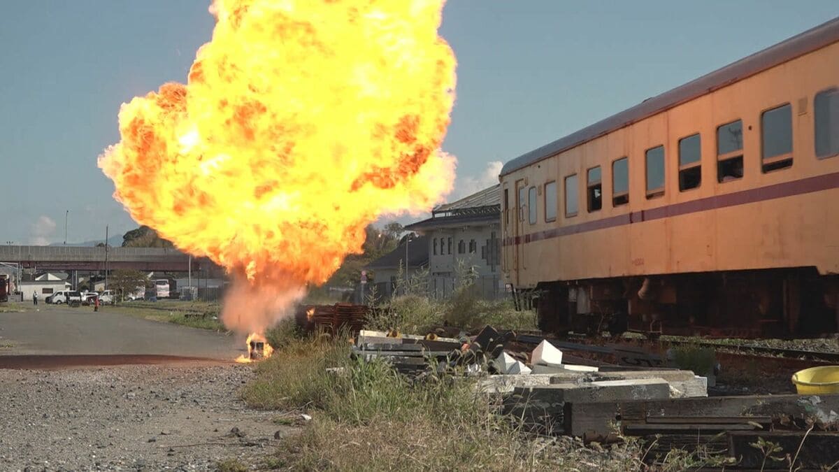 社員旅行で列車の運転体験中、線路で激しい爆発！ 響き渡る悲鳴に