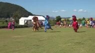 恐竜着ぐるみで全力疾走！季節外れの暑さに負けず小学生から大人までがゴールめがけてひた走る