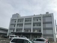 停車中のトラックに衝突…原付バイクで新聞配達をしていた60歳男性が死亡 トラックの女性運転手にケガなし