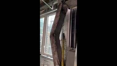 NY中心街で工事中のビルの柱が曲がり周囲に避難呼びかけ