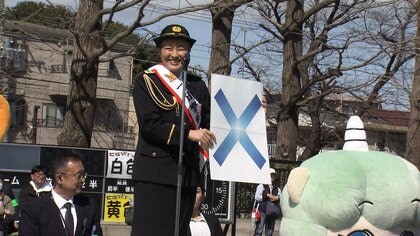 本物の警察官と「ドロケイ」子どもたちが警察官の仕事を体験　現場に早く到着する制服早着替え競争も