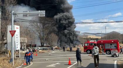 【速報】激しい黒煙が立ち上る…白石市で住宅とスクラップが焼ける火事　鎮火に至らず〈宮城〉