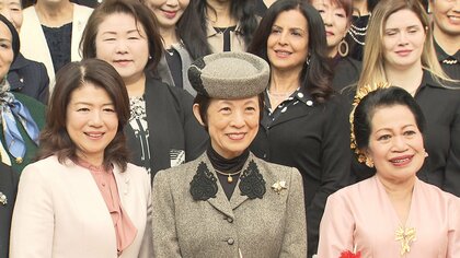 「月という遠いところに着陸できるのに、地球上の問題を解決できない…」久子さま声を震わせ平和への思い述べられる　