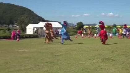 恐竜着ぐるみで全力疾走！季節外れの暑さに負けず小学生から大人までがゴールめがけてひた走る