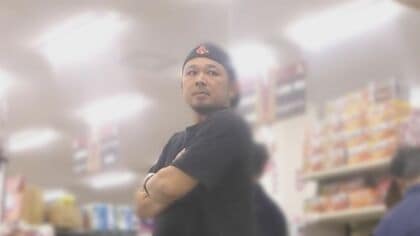 「払えばいいんでしょ」万引きGメンvsズッキーニ女　“気絶した演技”で逆ギレ　お金あるのに「98円のスッキーニ1本」かばんに入れた青い服の女